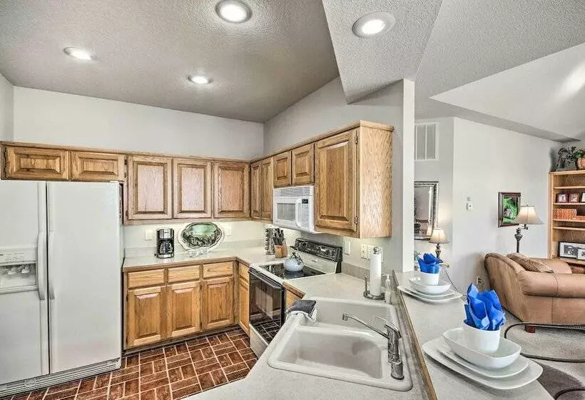 Home W/ Deck Near Lake Avalon, Boat Ramp + Golf!