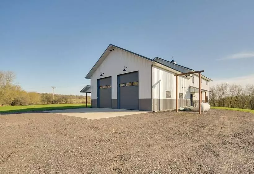 Large Home W/ Land In Prairie Farm!