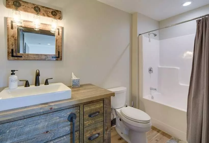 Large Home W/ Land In Prairie Farm!