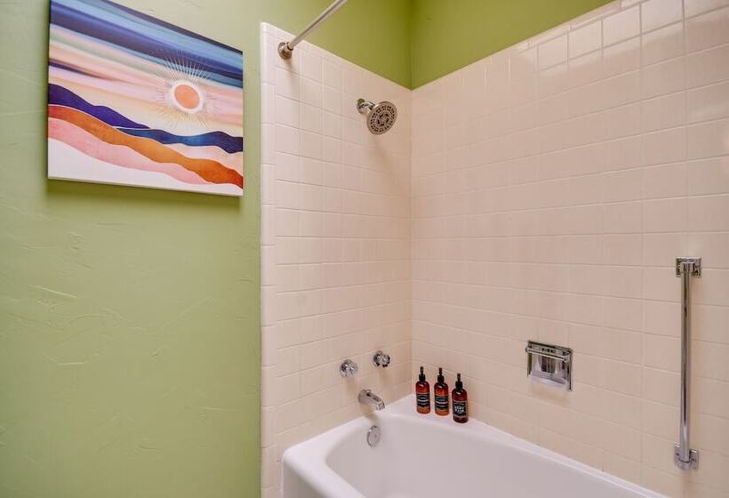 Mid Century Modern Home W/ Fire Pit & Gas Grill!