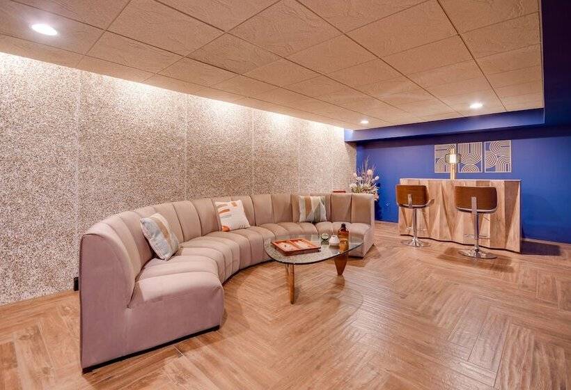 Mid Century Modern Home W/ Fire Pit & Gas Grill!