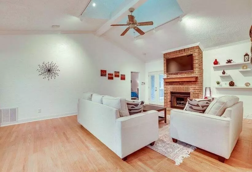 Modern Carrollton Home   Private Pool & Grill