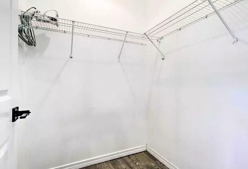 Modern & Chic Gulfport Escape: Walk To Beach!