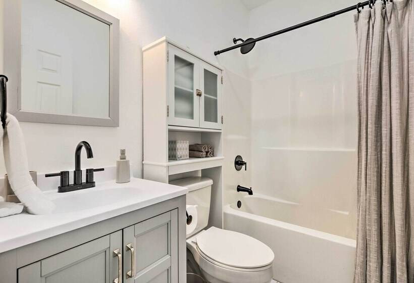 Modern & Chic Gulfport Escape: Walk To Beach!