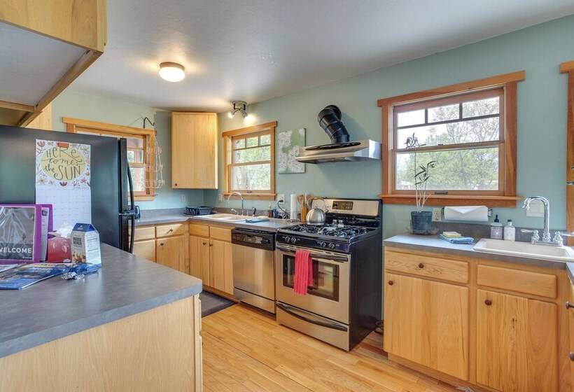 Montrose Family Home W/ Yard & Fruit Trees!