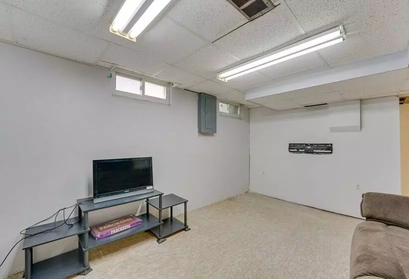 Pet Friendly Dearborn Home < 2 Mi To Downtown!