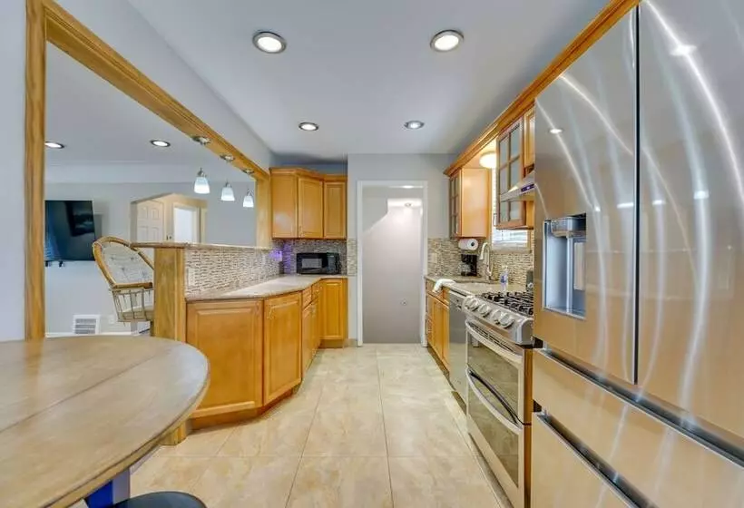 Pet Friendly Dearborn Home < 2 Mi To Downtown!