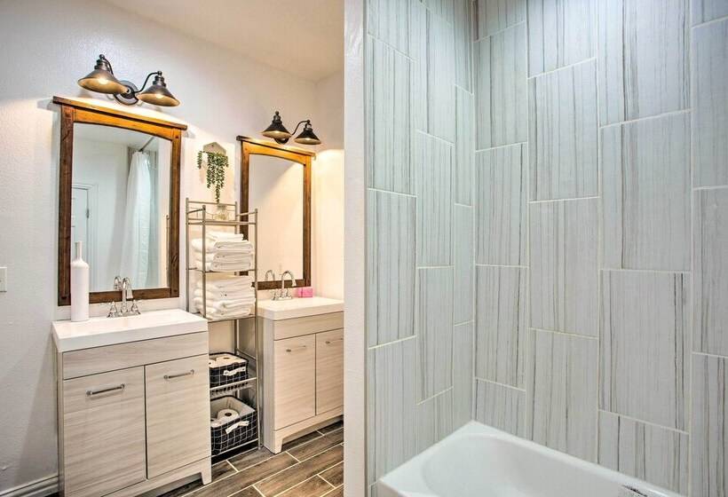 4 Mi To Dtwn Dallas: Home W/ Fire Pit + Gazebo