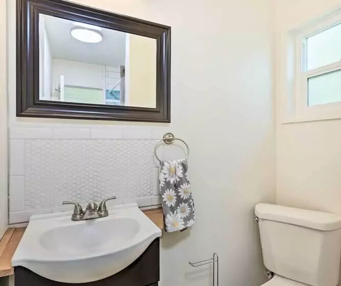 Quiet Carpinteria Cottage By Town & Beaches