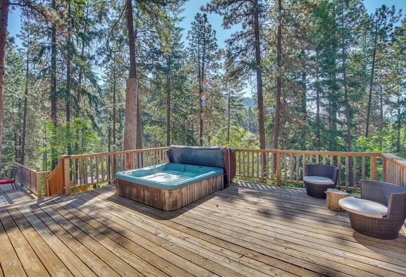 Remote Escape: Peaceful Cabin Near Naches River