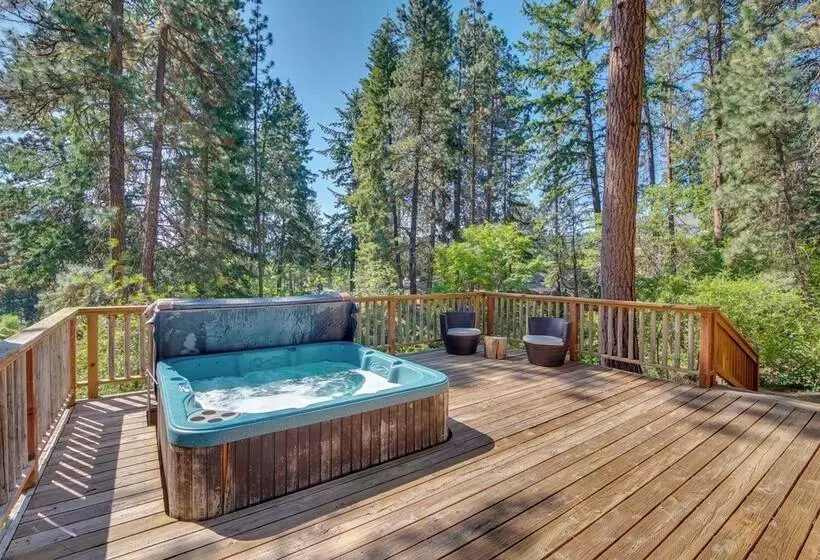 Remote Escape: Peaceful Cabin Near Naches River