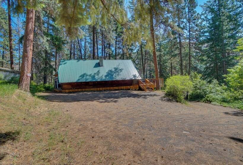 Remote Escape: Peaceful Cabin Near Naches River