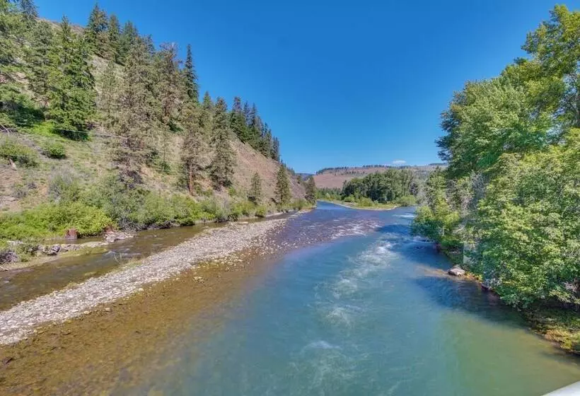 Remote Escape: Peaceful Cabin Near Naches River