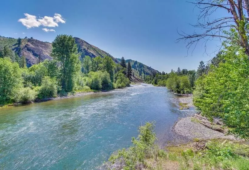 Remote Escape: Peaceful Cabin Near Naches River