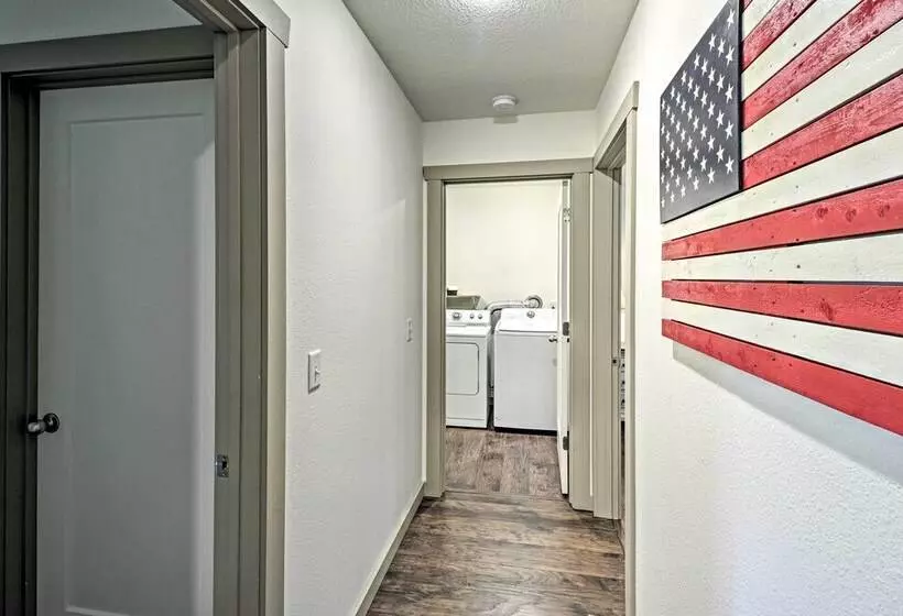 Spacious & Elegant Mountain View Cabin W/ Deck!