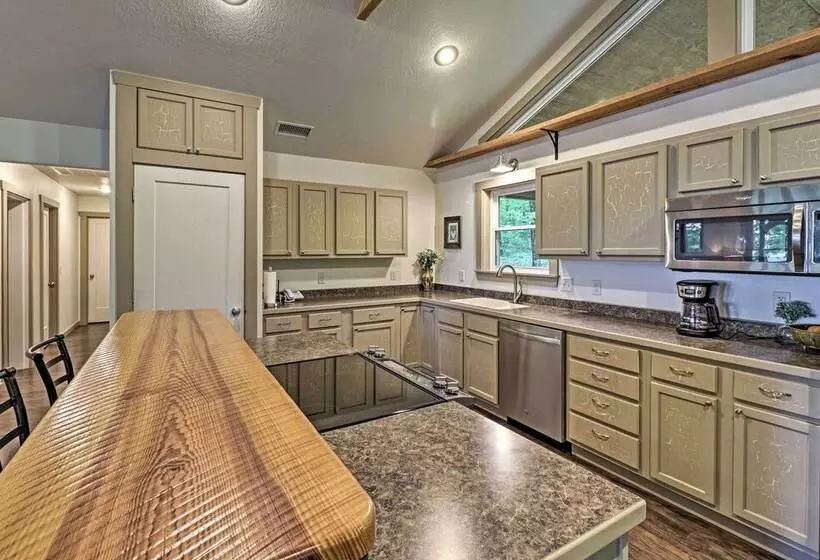 Spacious & Elegant Mountain View Cabin W/ Deck!