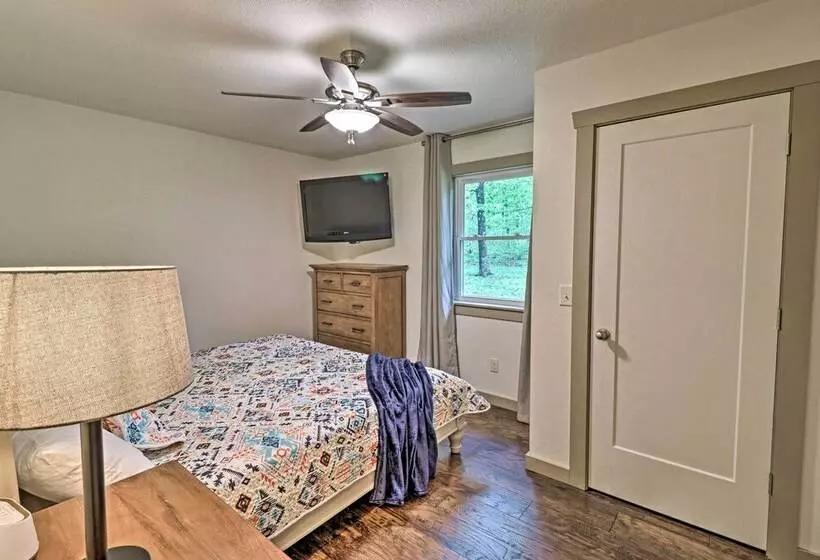 Spacious & Elegant Mountain View Cabin W/ Deck!