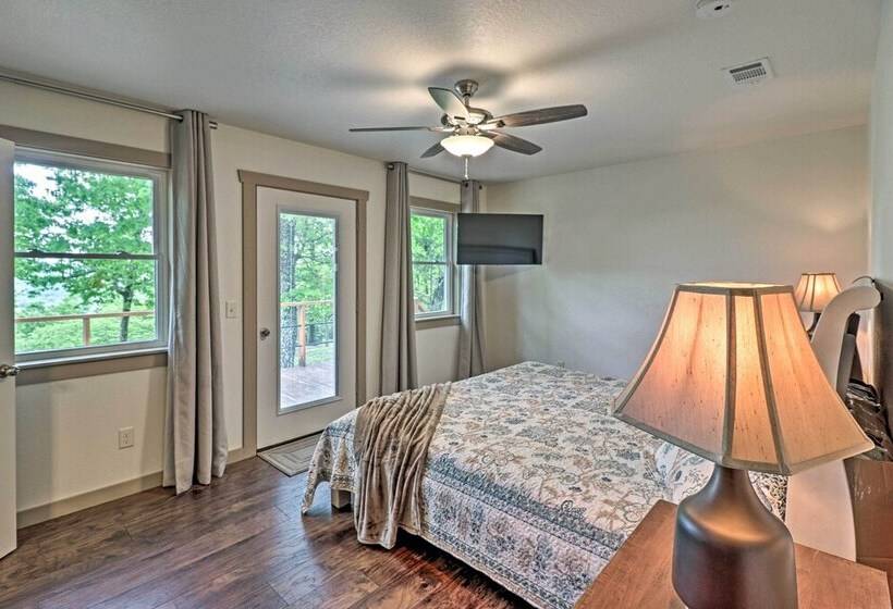 Spacious & Elegant Mountain View Cabin W/ Deck!