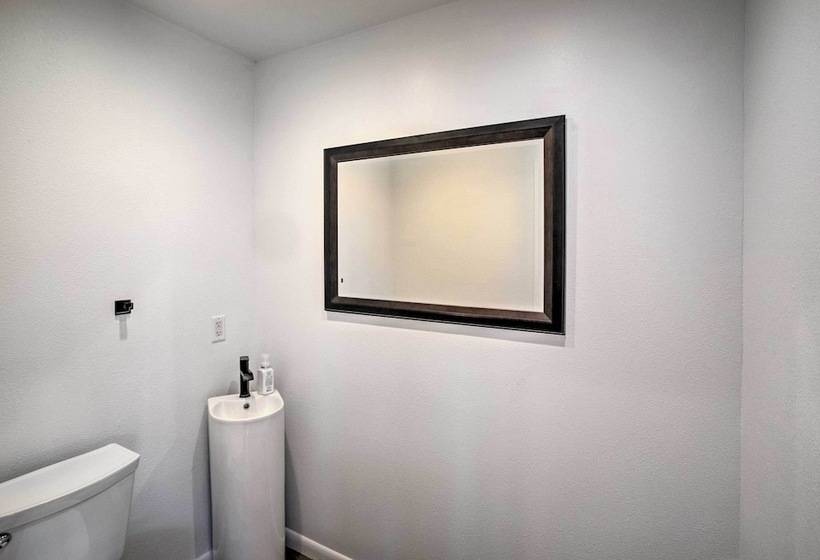 Spacious Williams Retreat W/ Games & Hot Tub!