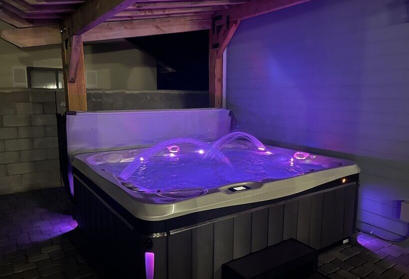 Spacious Williams Retreat W/ Games & Hot Tub!