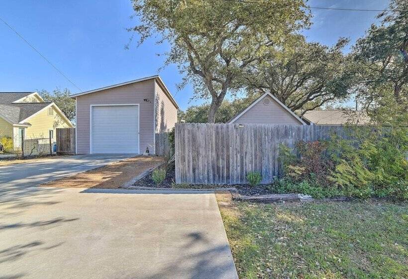 Outdoor Oasis & Grills: Ultimate Rockport Home!