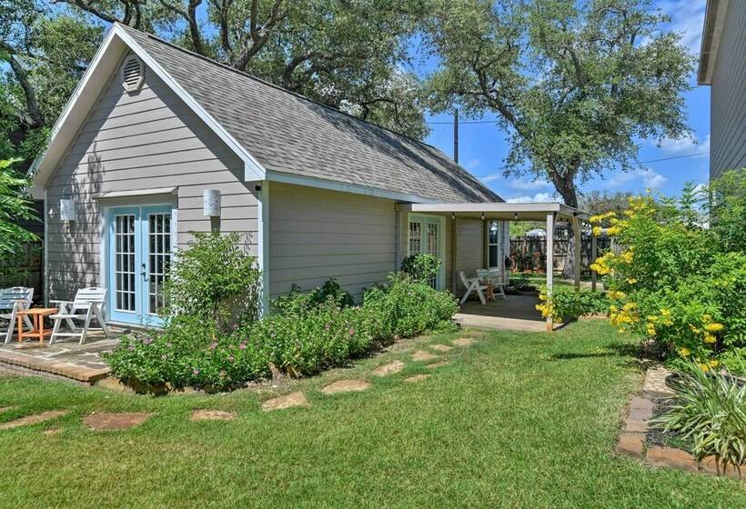 Outdoor Oasis & Grills: Ultimate Rockport Home!