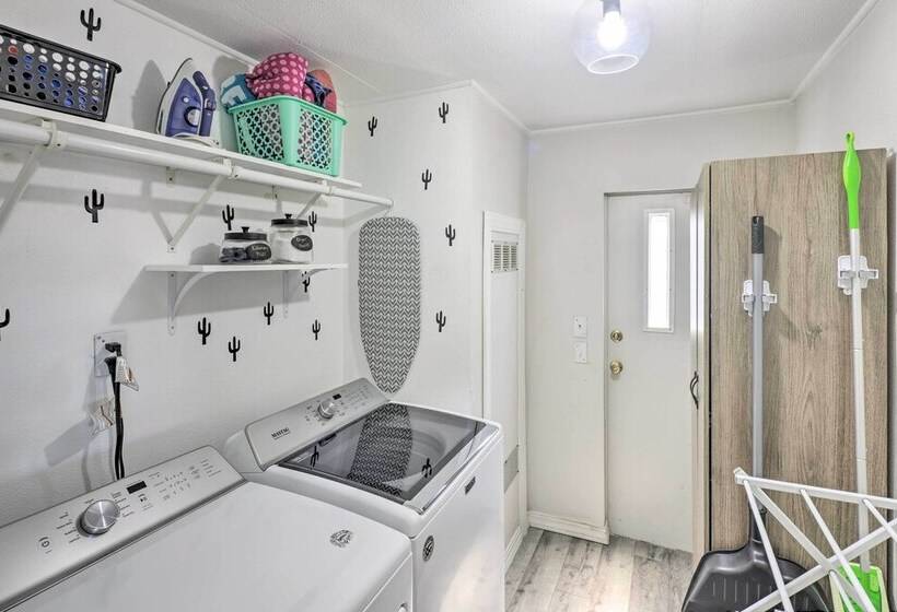 Updated Escape W/ Game Room 1 Block To River!