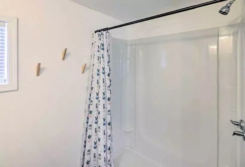 Updated Escape W/ Game Room 1 Block To River!