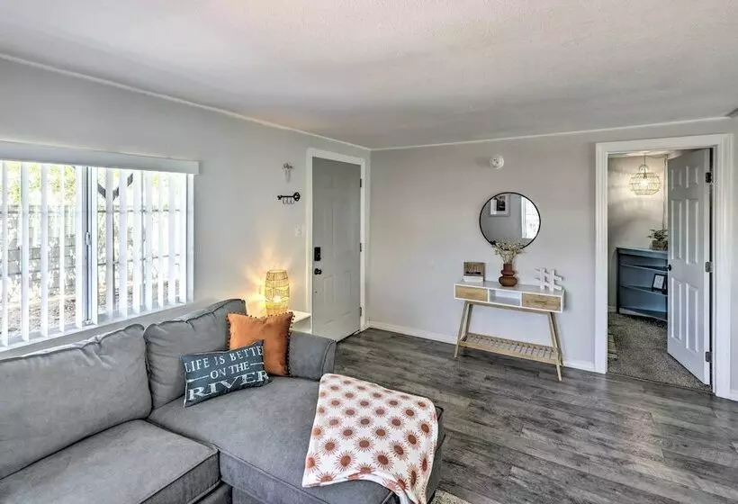 Updated Escape W/ Game Room 1 Block To River!