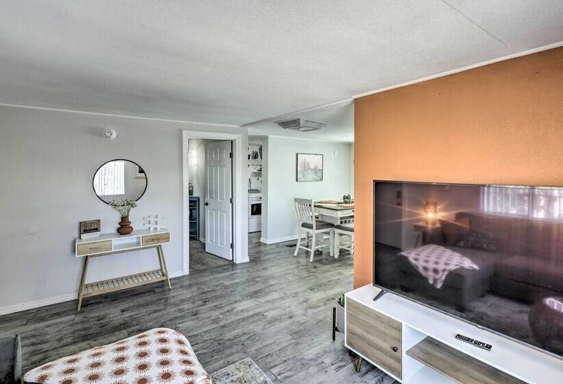 Updated Escape W/ Game Room 1 Block To River!