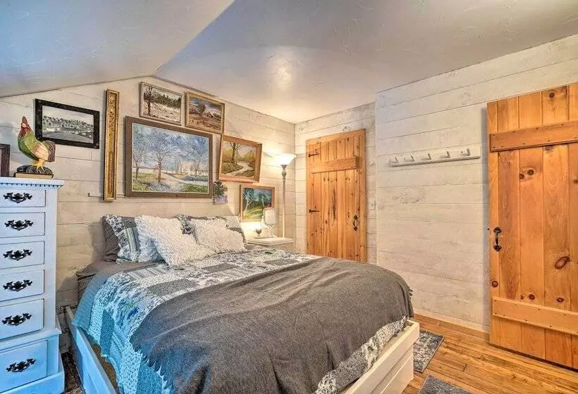 Whimsical Winhall Cottage W/ Fire Pit!