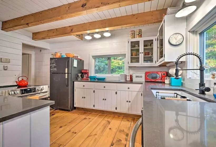 Whimsical Winhall Cottage W/ Fire Pit!