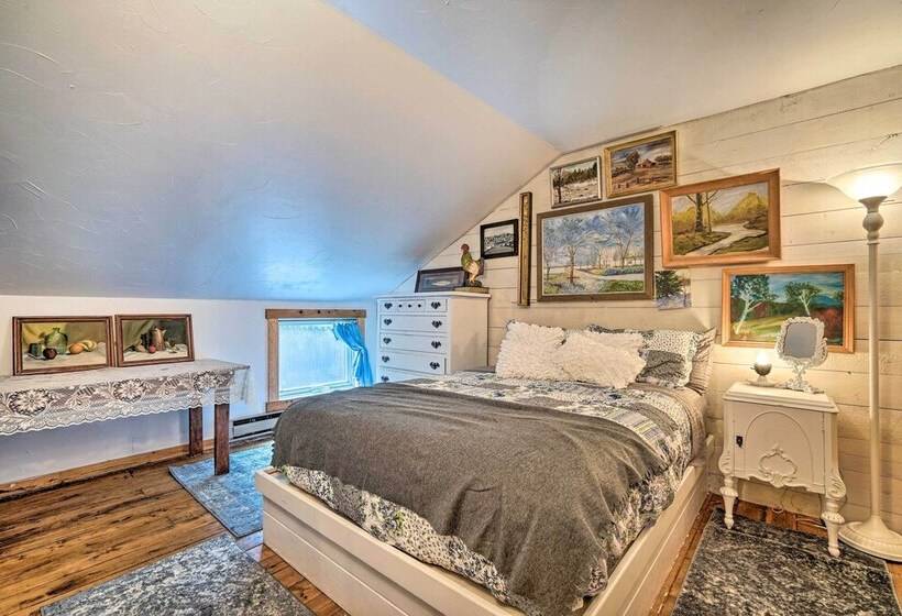 Whimsical Winhall Cottage W/ Fire Pit!