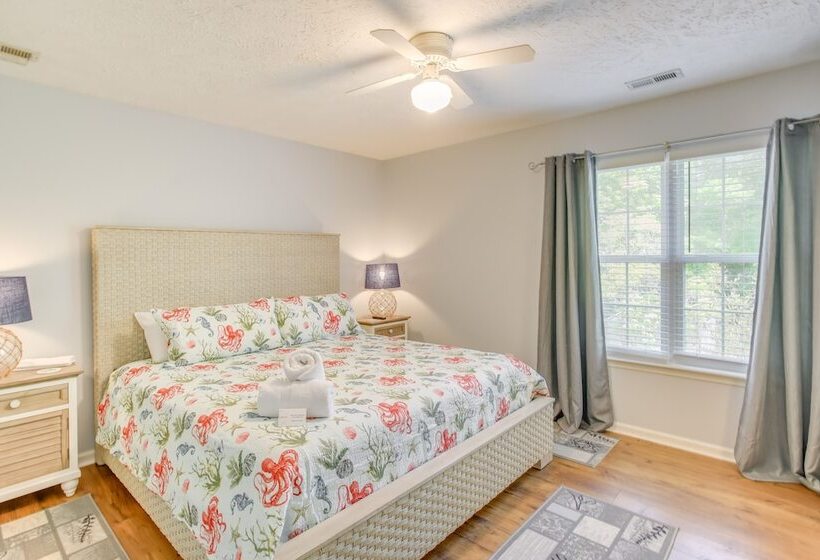 Charming Oak Island Home 1 Mi To Beach!