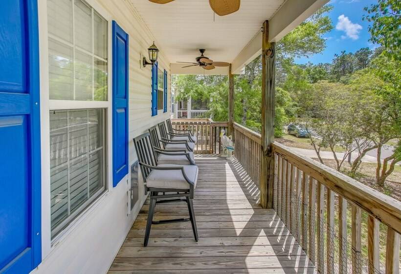 Charming Oak Island Home 1 Mi To Beach!