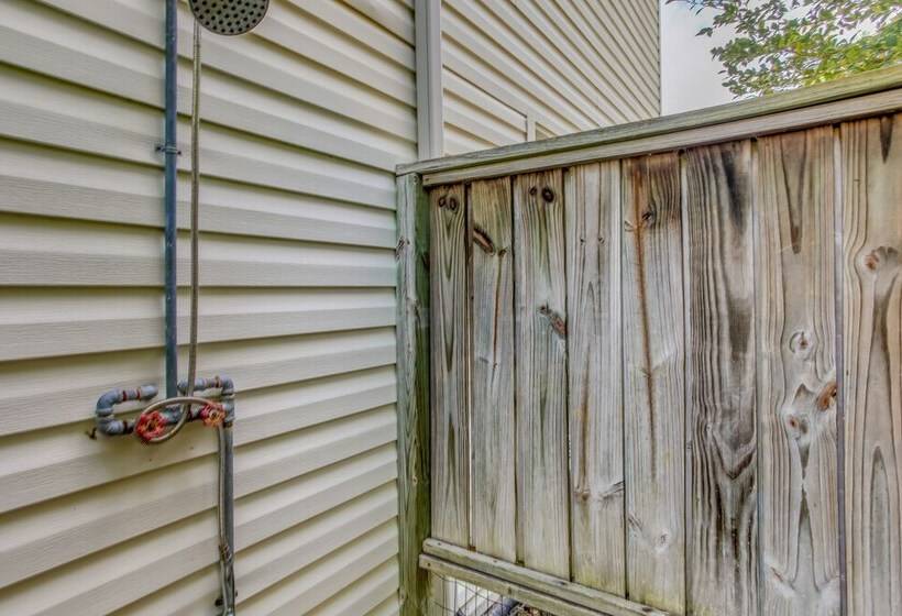 Charming Oak Island Home 1 Mi To Beach!