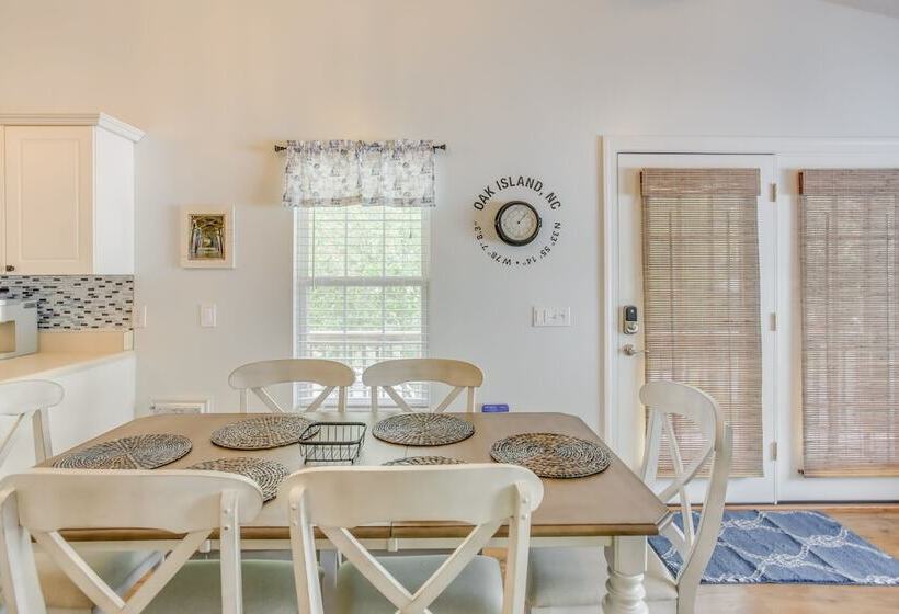 Charming Oak Island Home 1 Mi To Beach!