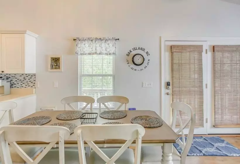 Charming Oak Island Home 1 Mi To Beach!