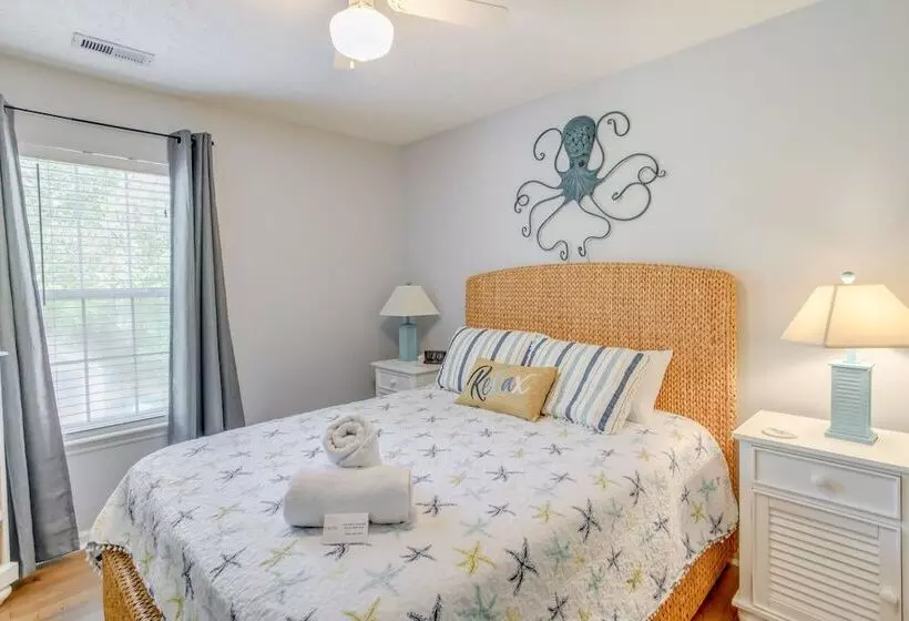 Charming Oak Island Home 1 Mi To Beach!