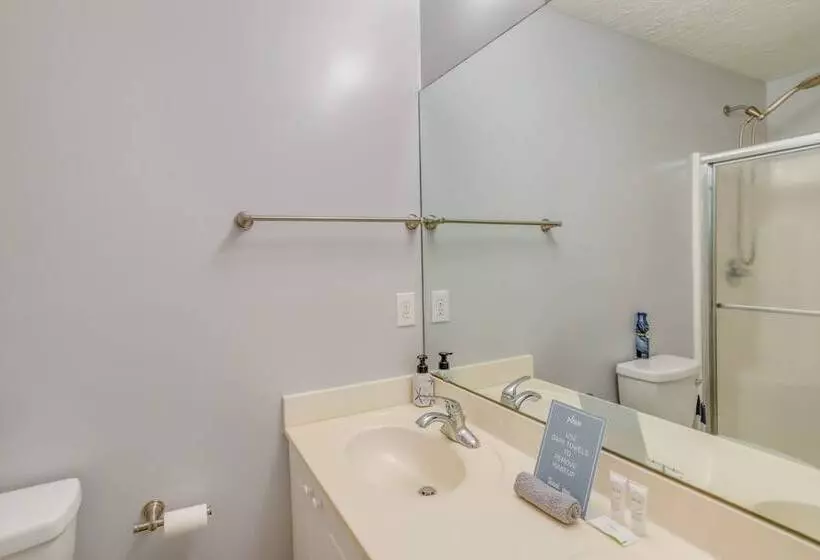 Charming Oak Island Home 1 Mi To Beach!