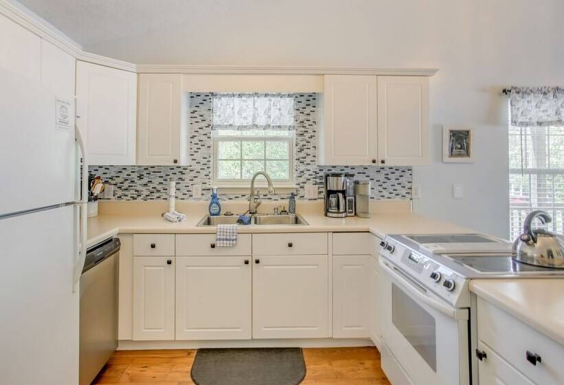 Charming Oak Island Home 1 Mi To Beach!