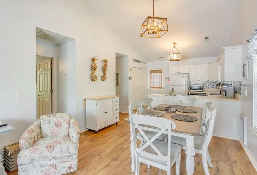 Charming Oak Island Home 1 Mi To Beach!