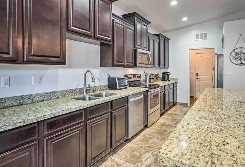 Chic Home In Lake Havasu W/ Fire Pit & Patio