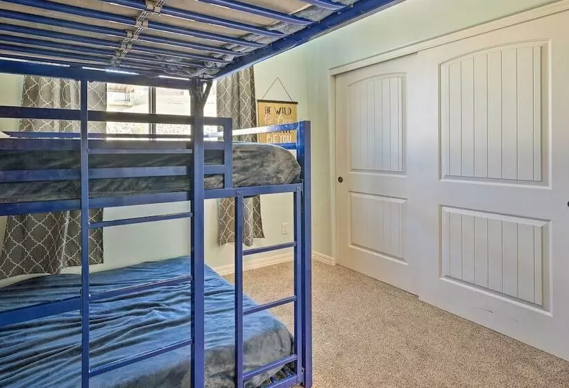 Chic Home In Lake Havasu W/ Fire Pit & Patio