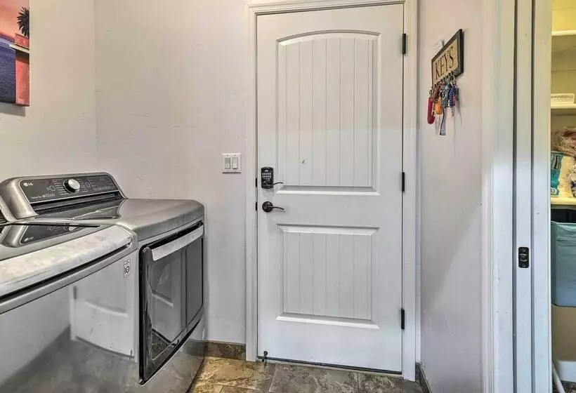 Chic Home In Lake Havasu W/ Fire Pit & Patio