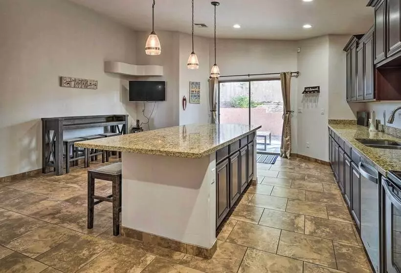 Chic Home In Lake Havasu W/ Fire Pit & Patio