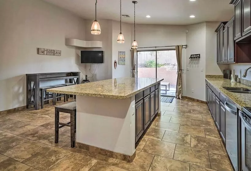 Chic Home In Lake Havasu W/ Fire Pit & Patio