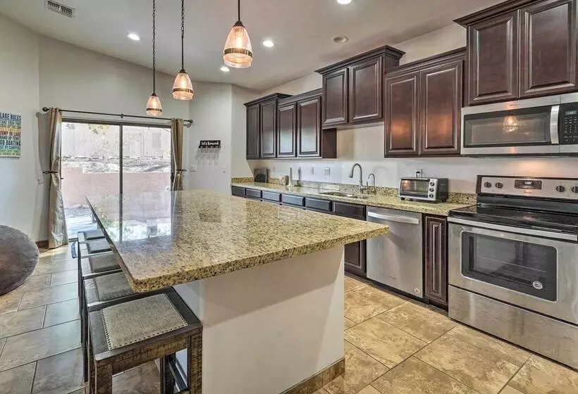 Chic Home In Lake Havasu W/ Fire Pit & Patio