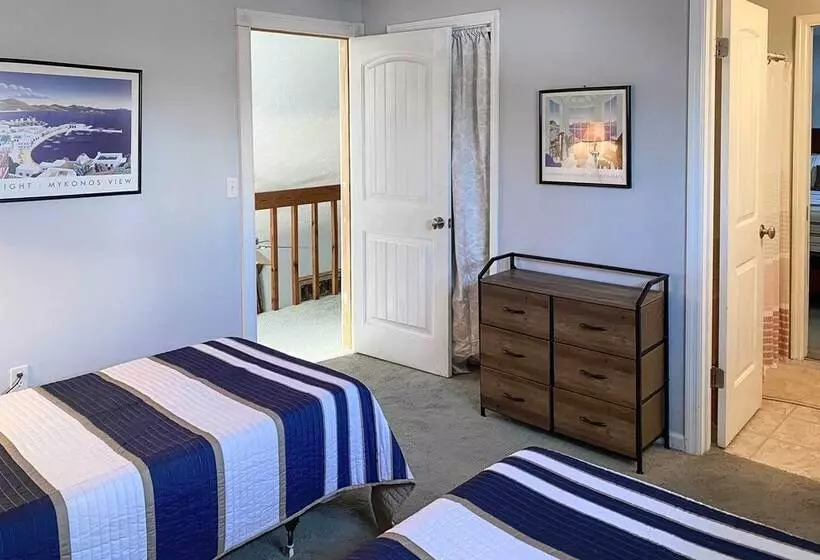 Cozy Lake Chatuge Getaway, Walk To Water!