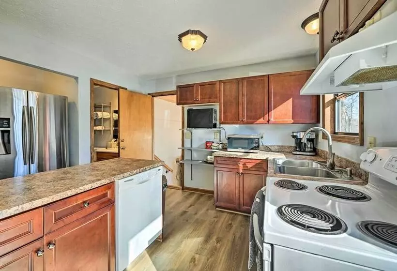 Cozy Lake Chatuge Getaway, Walk To Water!